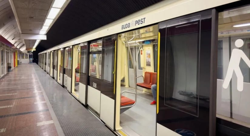 Életveszélyes mutatványt hajtott végre két maszkos fiatal az M2 metró tetején – videó