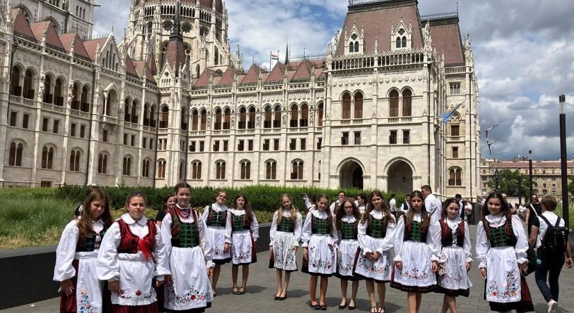 Székely népviseletben járták be a Parlamentet, a turisták sorra szelfiztek az erdélyi gyerekekkel  fotók