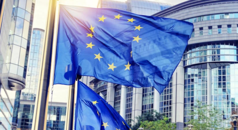 Egyre nehezebben hihetünk a szemünknek az interneten, ezért színre lépett az EU