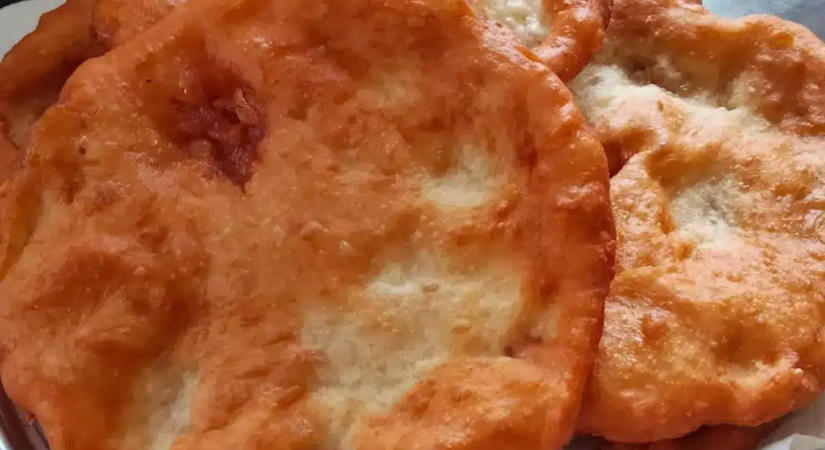 7 darab lángos 500 forintból: így készül igazi piacos lángos, és még jobb is nála