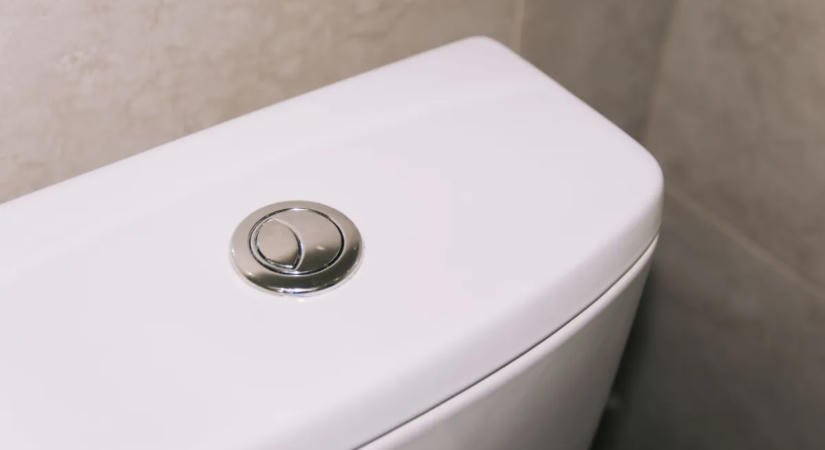 Négy alufólia-golyót tesznek a WC-tartályba 10 percre: ezért terjed villámgyorsan ez a trükk