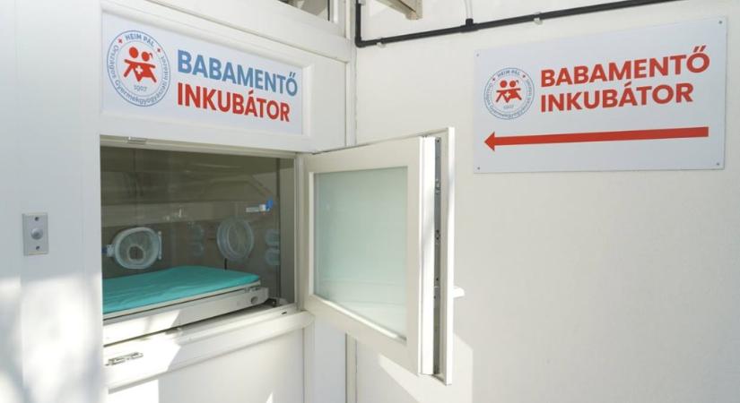 Csecsemőt helyeztek el a Heim Pál babamentő inkubátorába
