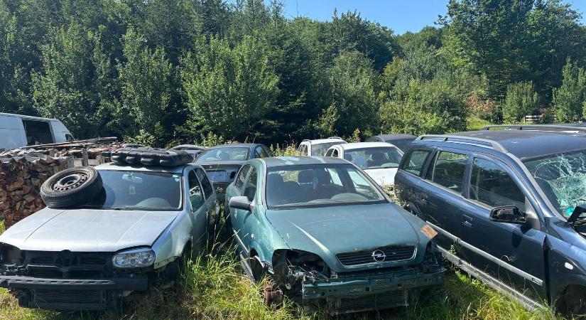 Illegális autótemető Máréfalván: 33 roncsautót halmozott fel az udvarán egy helyi lakos