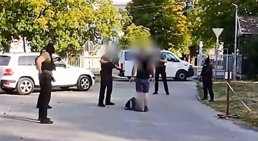 Még a rendőrkutyára is rátámadt a dühöngő fiatal férfi Komárom-Esztergomban – Videón a drámai elfogása
