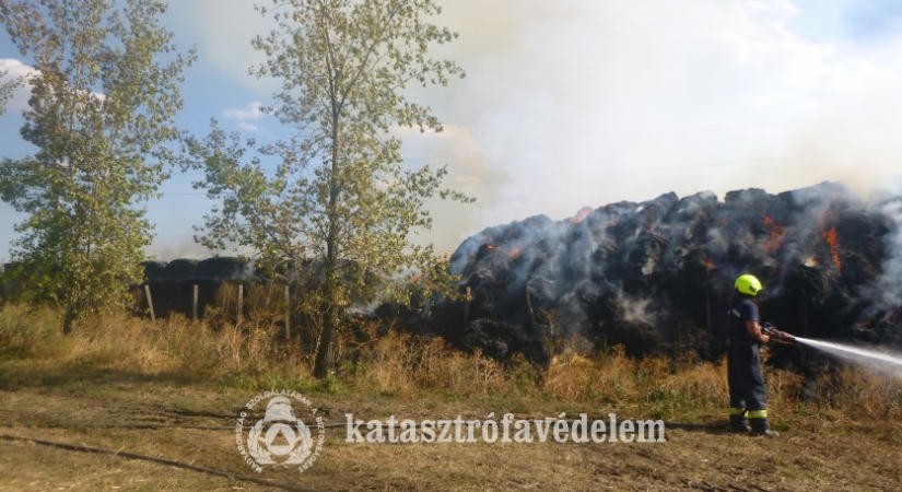 Megfékezték a lángokat Jászkiséren – 1200 szalmabála égett