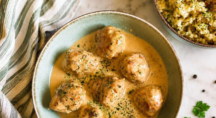 Libanoni húsgombóc joghurtos szószban: szaftos és fűszeres recept