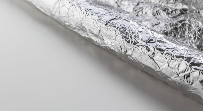 Tényleg fényesebb az alufólia egyik oldala? Sokan nem is használják jól