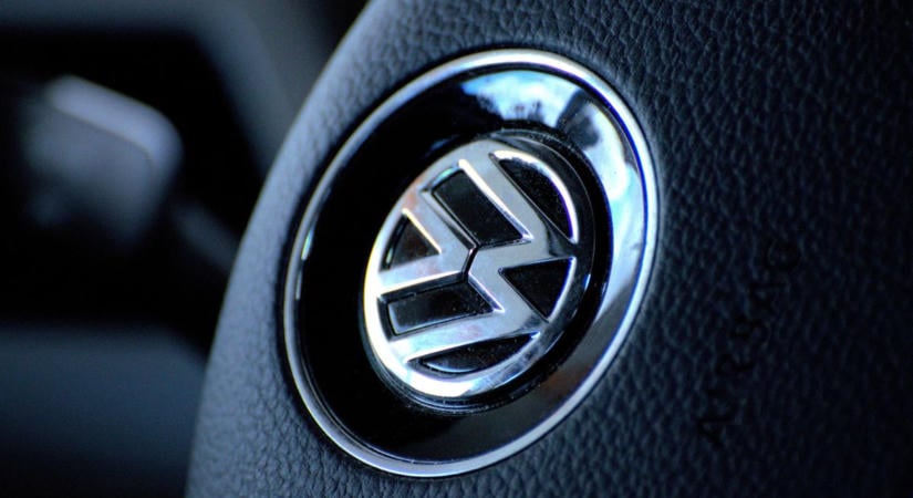 Menet közben adhatja meg magát a kormány: közel 3 millió autót hív vissza a Volkswagen és az Audi