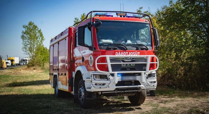Sűrű fekete füst a 6-os főúton: lángokban állt egy autó Kacsótánál