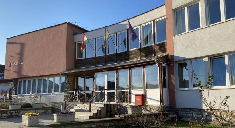 Rekordmagas részvétel várható a bakonyi város választásán Mikuláskor, mutatjuk, miért