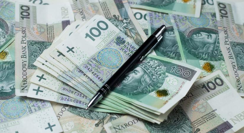 Gáláns minimálbér-emelést jelentett be a választásokra készülő lengyel kormány