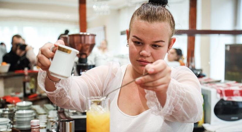 Még a koktélkészítés rejtelmeibe is bevezették a külföldi vendégeket a szolnoki iskolában