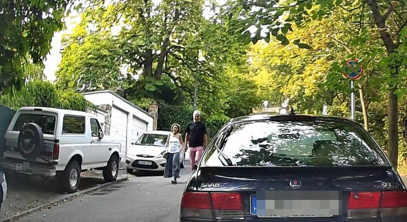 Kézenfogva, szerelmes pillantásokkal sétált végig a budai utcán Gyurcsány Ferenc és új szerelme, Ágnes - videó