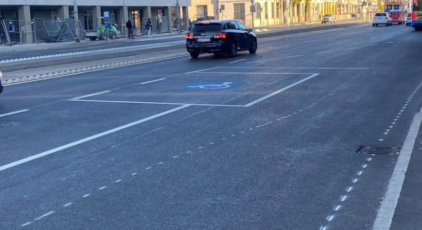 A legújabb hungarikum: az úttest közepére, sávok közé álmodott mozgáskorlátozott parkolót a főváros