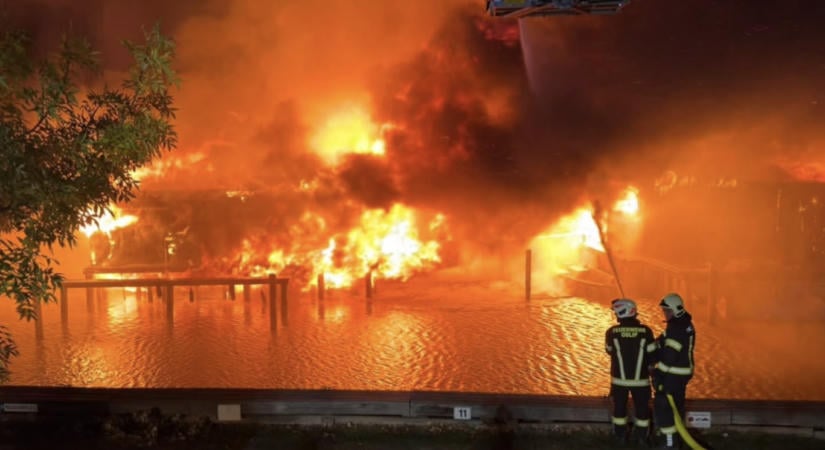 Tűz volt a Fertő tónál, 220 hajóállás és 200 elektromos hajó leégett