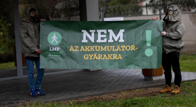 Vitára hívja az LMP az akkumulátorgyárak pártolóit