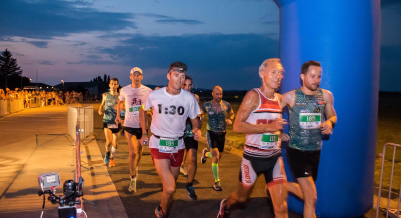 Már 10 éve köröznek a futók, óriási siker a Pécs-Pogányi Repülőtéri Éjszakai Félmaraton