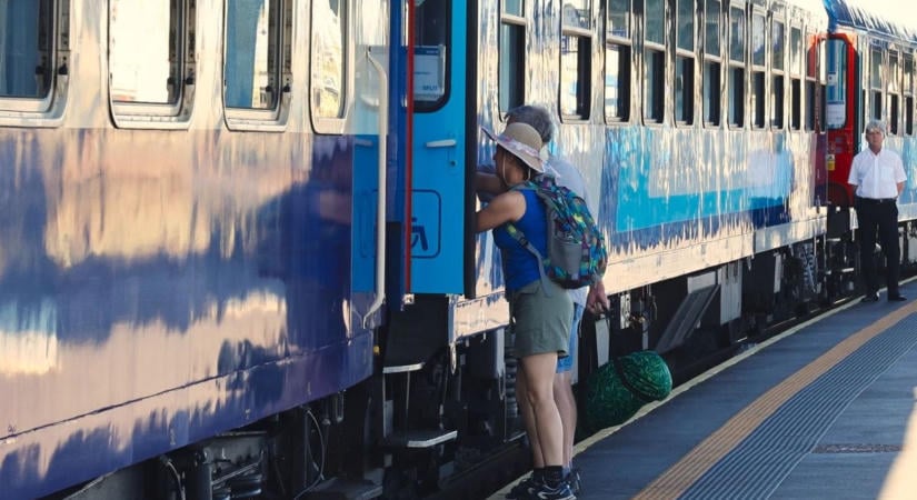 Ez már idegtépő! Hiába sok a felújítás a vasútvonalon, gyakran kell a vonat helyett buszra ülni