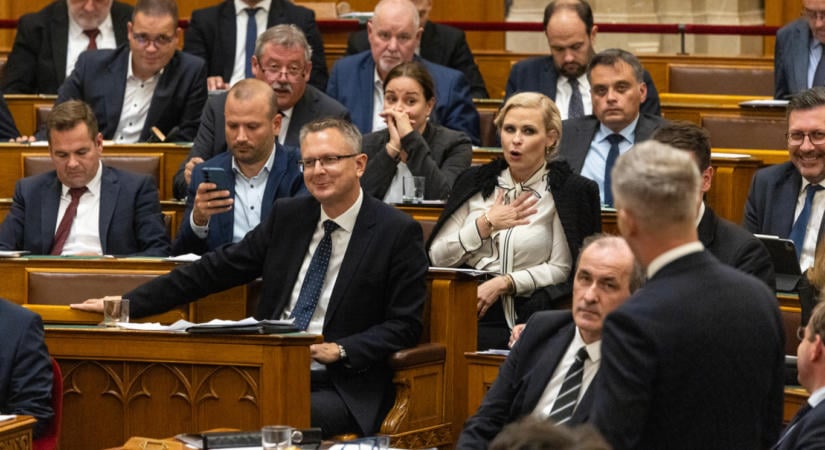 Orbán Viktor politikai helyzetértékelést tart a Fidesz–KDNP kihelyezett frakcióülésén