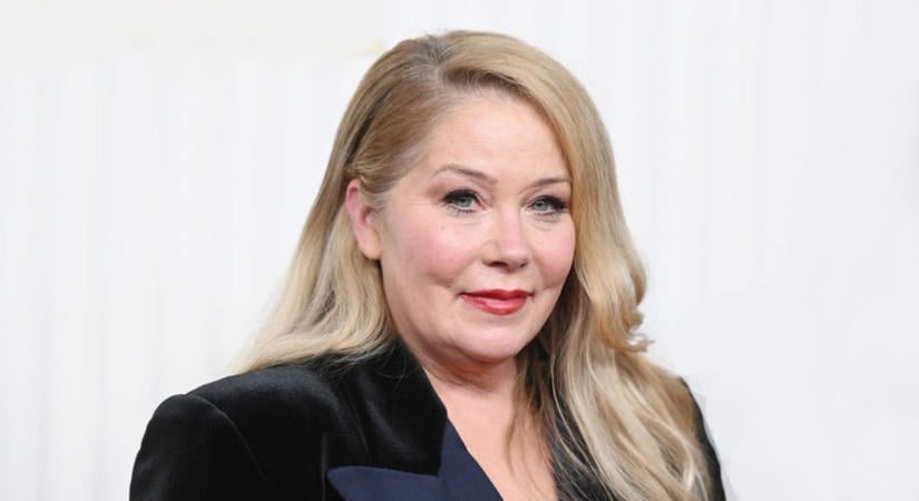Félrediagnosztizálták Christina Applegate-et, mégsem szklerózis multiplexes, de továbbra is kerekesszékben marad
