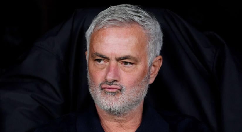 Nem maradt el a Mourinho-show a Camp Nouban: 63 évesen mutatta be a legendás csúszós gólörömét a Real Madrid edzője