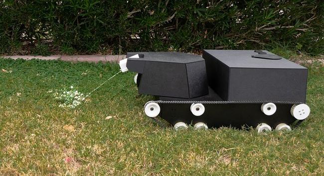 Mesterséges intelligenciával nyír füvet és irtja a kártevőket ez a tankszerű kertészkedőrobot