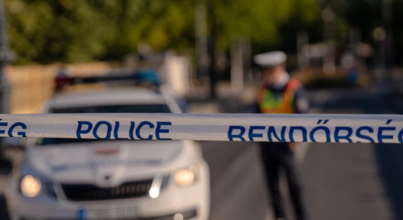 Döbbenetes: kézigránátokat találtak egy magyar férfi autója alatt