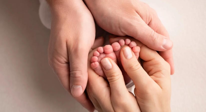 Egy puszi után került életveszélybe az újszülött baba– az anya most mindenkit figyelmeztet