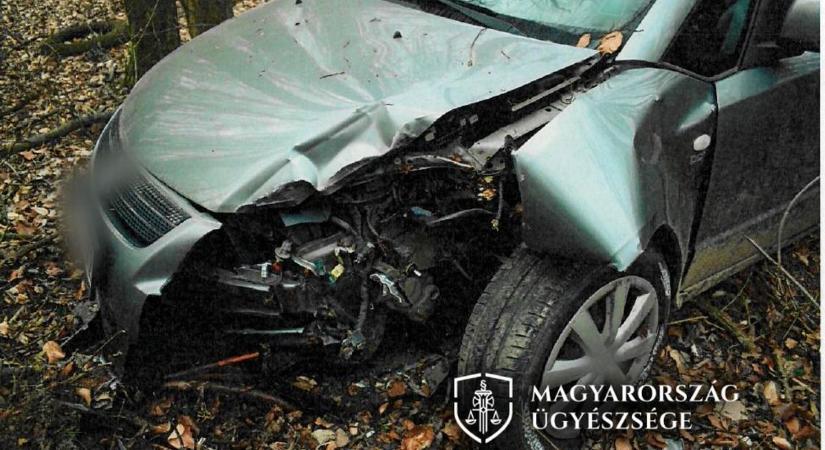 Egy leejtett kupakért hajol le, ezért csapódott fának a részeg bajnai sofőr