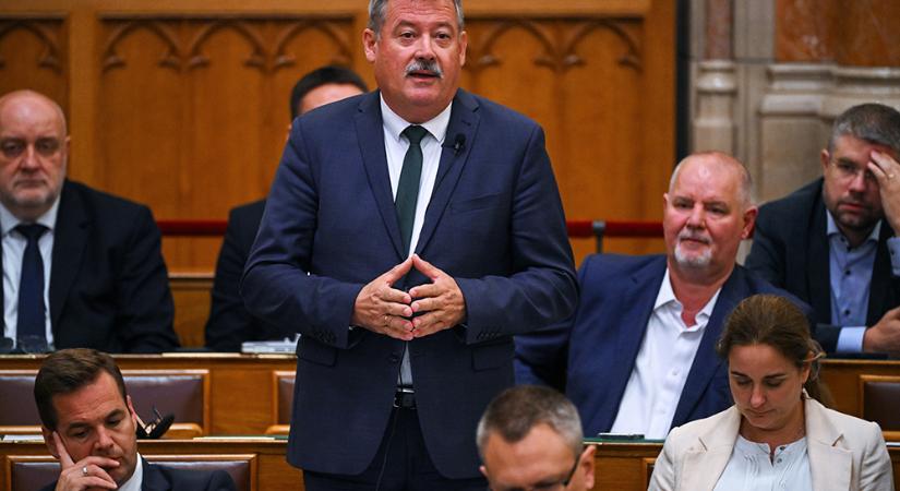 V. Németh Zsolt: A kalapács egyszerű, mindent szögnek lát, illik a miniszterelnökhöz