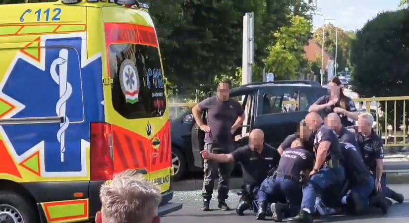 Ámokfutó Siófokon: átszúrta a korlát a menekülőt, a rendőrök mentették ki, ami aztán történt, arról mindent elárulnak a járókelők által készített képek