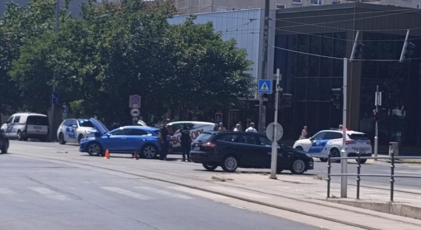 Baleset történt Debrecenben, a Füredi út és a Dózsa György utca kereszteződésében