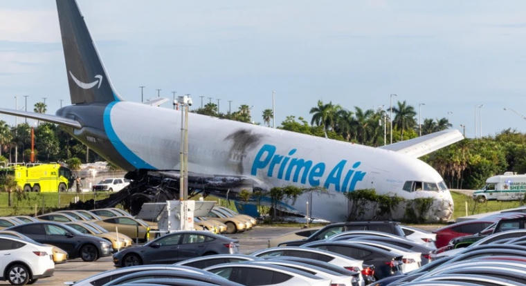 Öten meghaltak, miután az Amazon teherszállító repülője túlfutott a kifutópályán