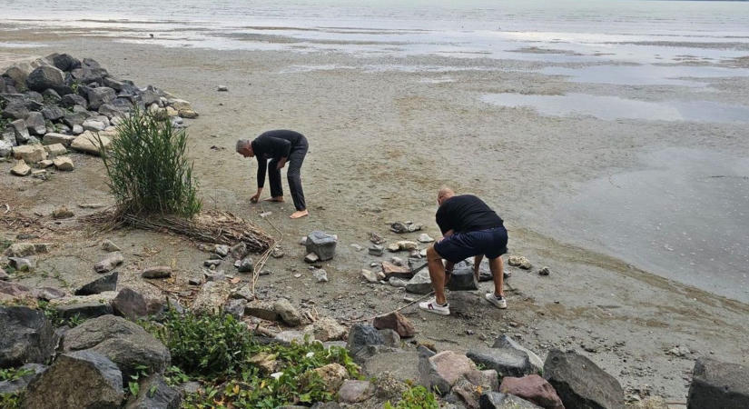 Gyűjtögetők a parton: veszélyes tárgyakat szedtek ki a Balatonból Földvárnál