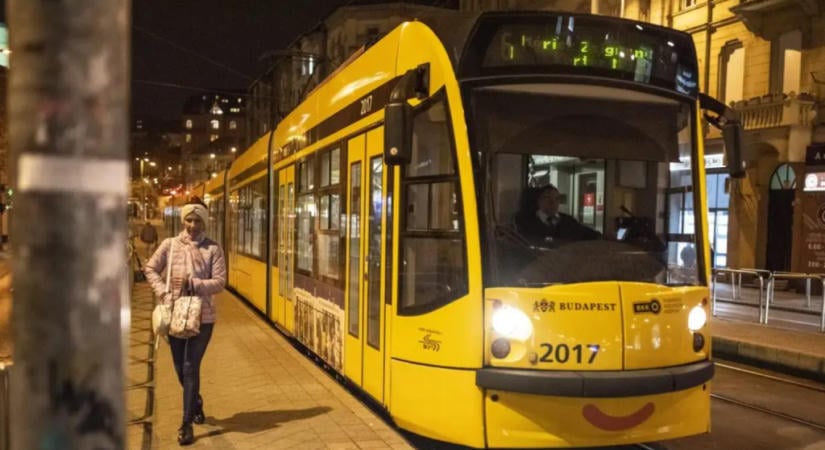 Gázolt a villamos a Mammut előtt