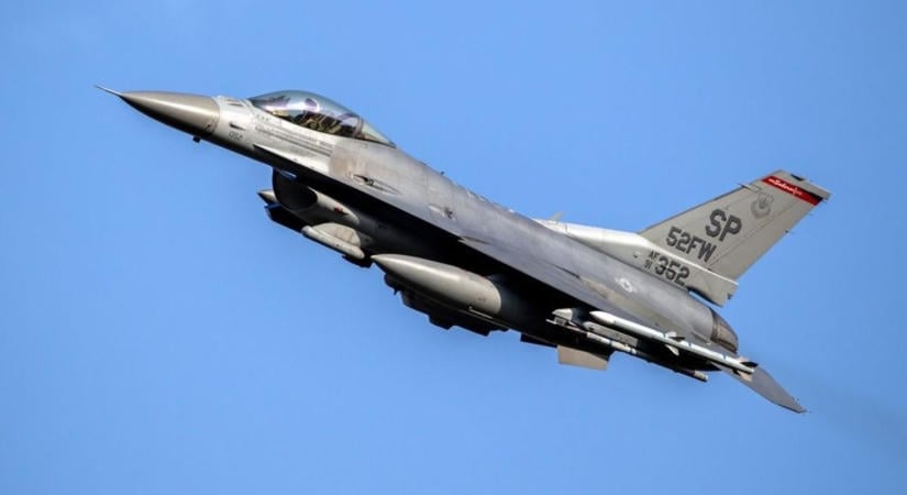 Egy F–16-os állította meg a légteret megsértő kisrepülőt Trump hétvégi rezidenciája felett (videó)