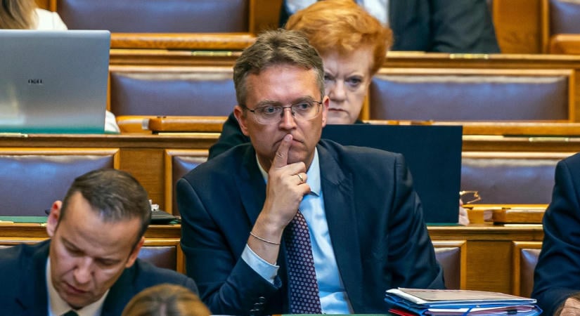 Ezekben a percekben viszik a bíróságra Hankó Balázst, hamarosan eldől a sorsa: a letartóztatásáról döntenek