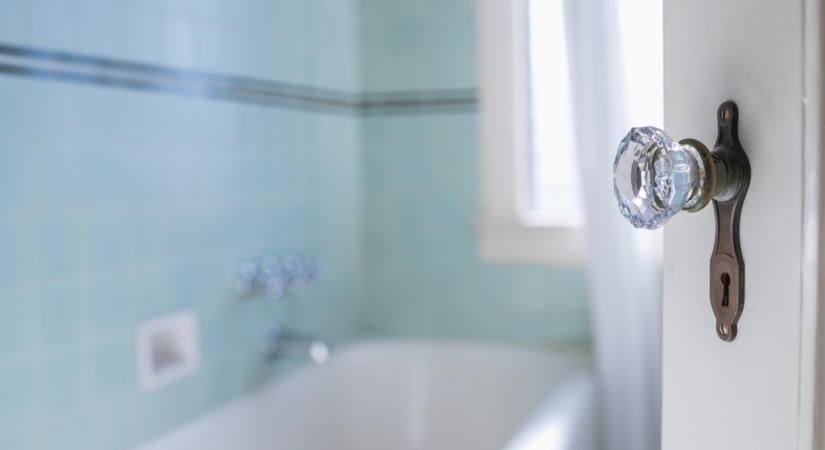 Nyitva vagy csukva hagyjuk a fürdőszoba ajtaját zuhanyzás után? Szakértő válaszolt