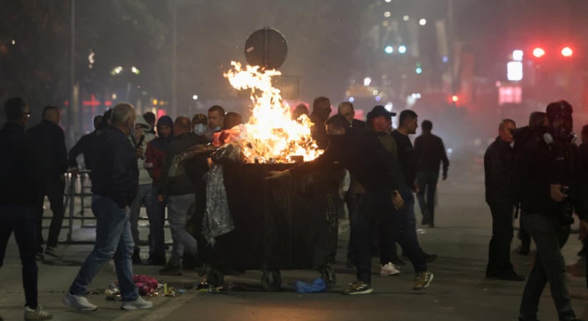 Tüntetők torlaszolták el a parlamentet Pristinában, összecsapások törtek ki a rendőrökkel