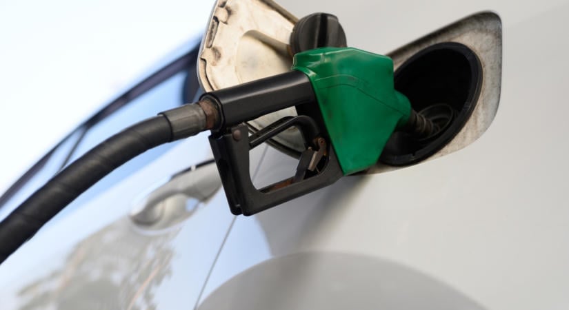 Megint balhé van az olajpiacon, közben ez történik a hazai üzemanyagárakkal