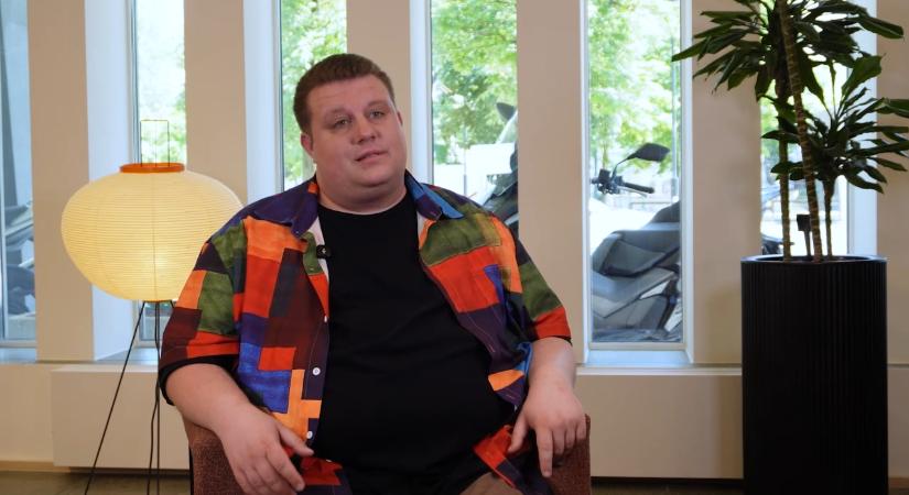 Műbajusz, hízás, vegyszeres hajegyenesítés és festés - így készült Takács Zalán Kovi szerepére