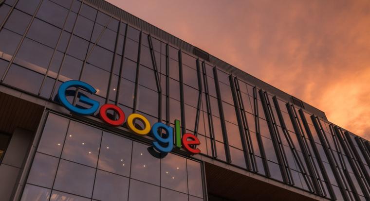 Az EU 350 milliárd forintra büntette a Google-t a cég erőfölénye miatt