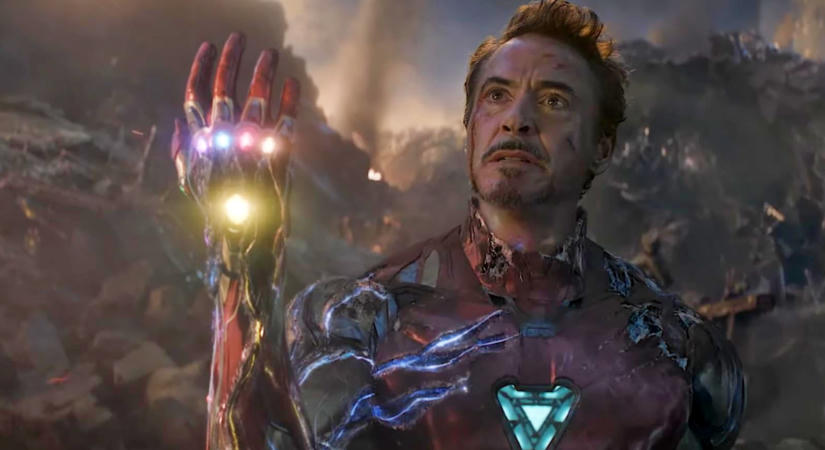 A VízióKüldetésben Tony Stark halála is szóba kerül, mivel szerepel benne egy olyan karakter, aki vele volt az utolsó pillanatban
