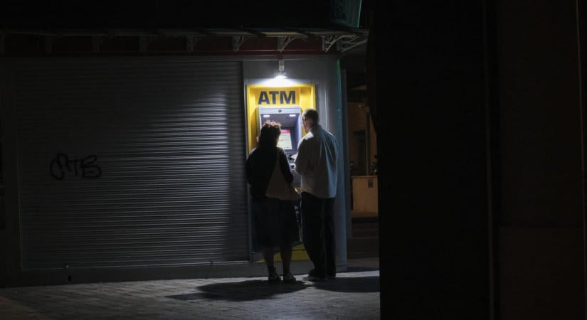 Jövőre már a Revolut sem ússza meg az ATM-telepítést, így érinti majd a magyar ügyfeleket