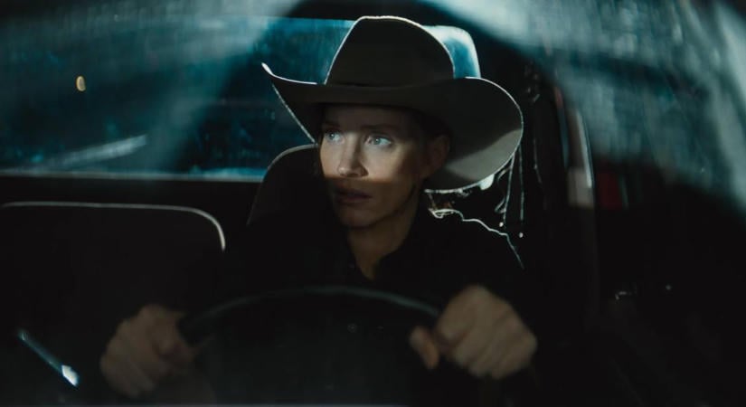 Jessica Chastain októberben démoni anyuka lesz, novemberben countryénekes