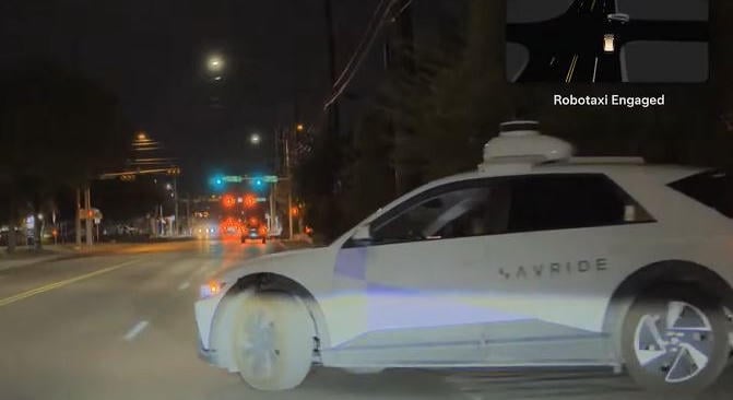 Robotaxis videókat tett közzé a Tesla, a legjobb, amikor más robotaxik okoznak balesetveszélyes pillanatokat