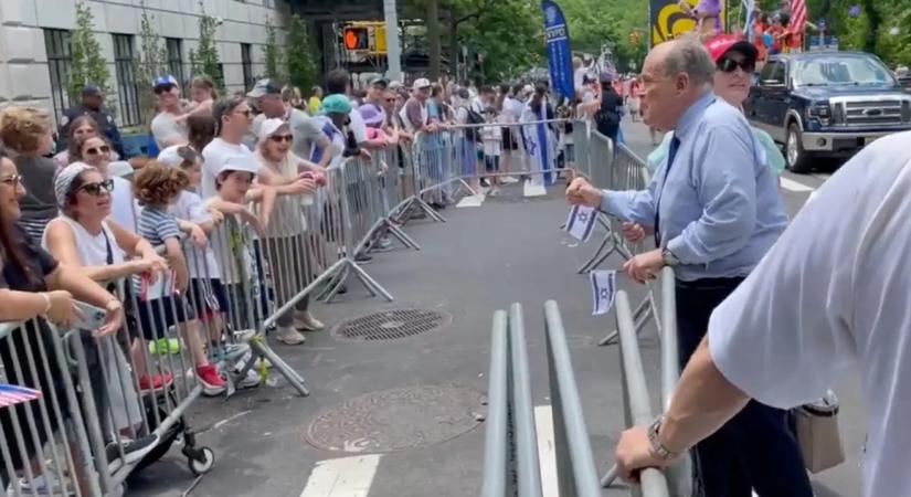 Rudy Guiliani egy járókelővel veszekedett egy Izrael-párti felvonuláson