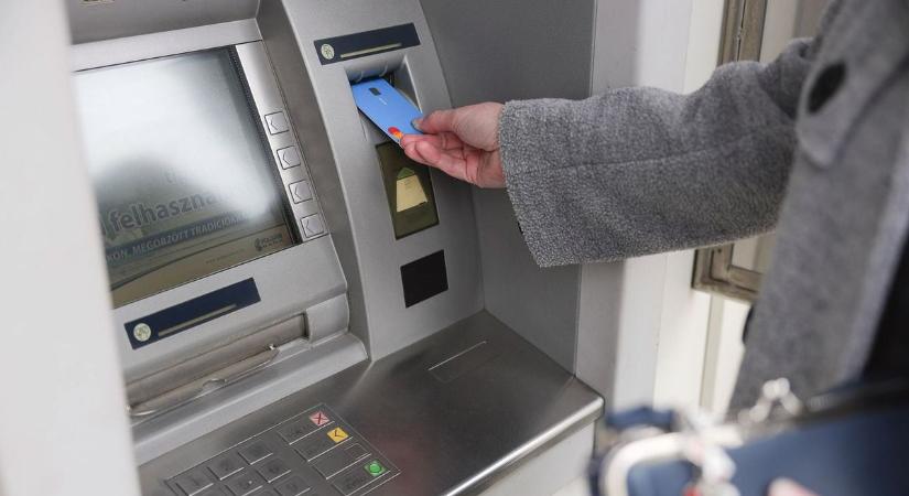 Kiderült, miért hevert a földön a bankautomata Egerben