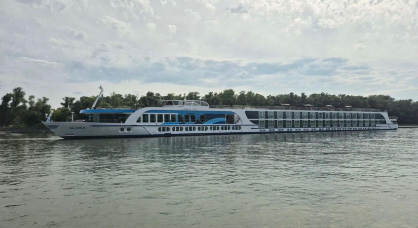 Gloria még mindig Gönyűnél vesztegel - Fotókon a zátonyra futott szállodahajó
