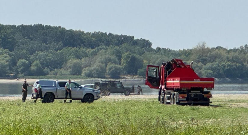 Videón az életveszélyes kiemelés, óriás hajóakna miatt zárták le teljesen a Dunát